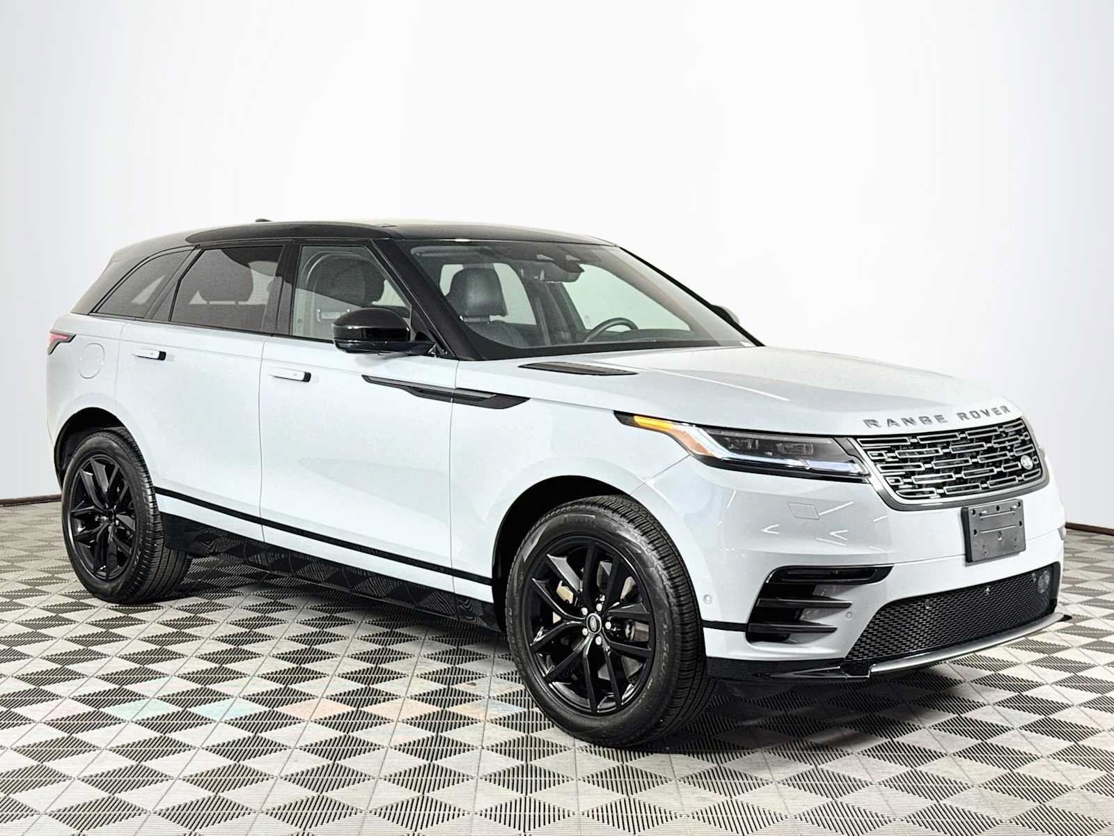 Used 2026 Land Rover Range Rover Velar Dynamic SE AWD/4WD image 3