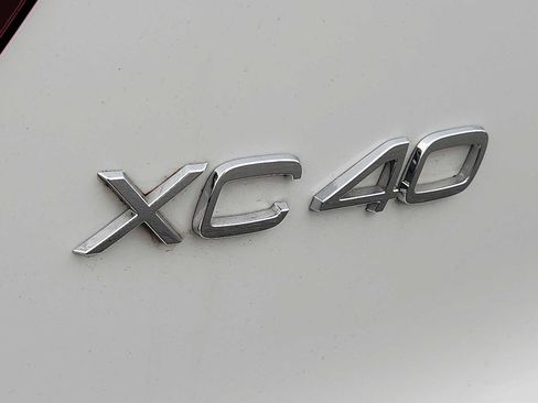 Certified 2023 Volvo XC40 B5 Plus w/ Driver Assist Package image 28