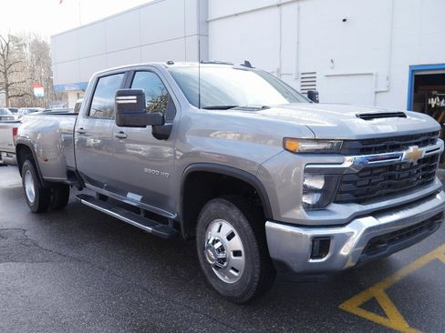 New 2026 Chevrolet Silverado 3500 LT image 2