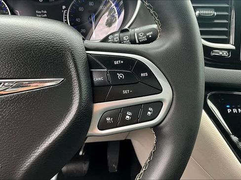 Used 2024 Chrysler Pacifica Touring-L FWD image 12
