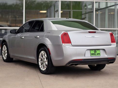 Used 2017 Chrysler 300 C Platinum image 5