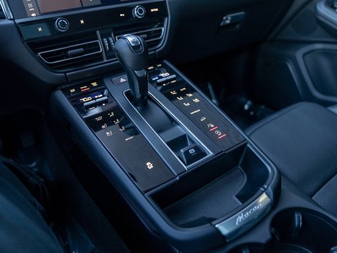 Certified 2025 Porsche Macan image 13