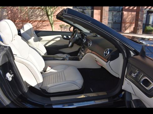 Used 2015 Mercedes-Benz SL 550 w/ Driver Assistance Package image 42