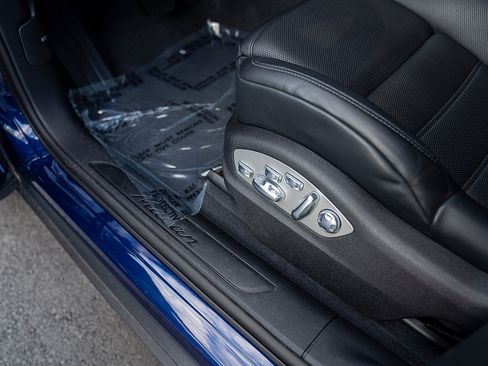 Certified 2025 Porsche Macan AWD/4WD image 20