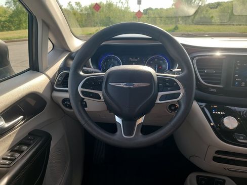 Used 2018 Chrysler Pacifica Touring Plus w/ Tire & Wheel Group FWD image 27
