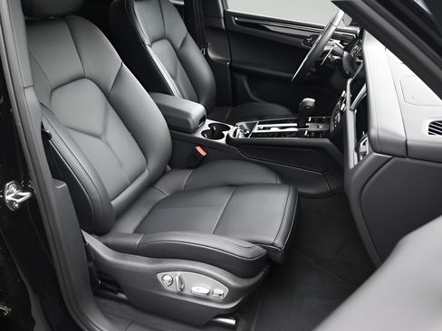 New 2026 Porsche Macan AWD/4WD image 10