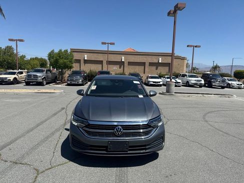 Used 2024 Volkswagen Jetta SE FWD image 3