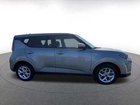 Used 2025 Kia Soul LX w/ LX Technology Package FWD image 16
