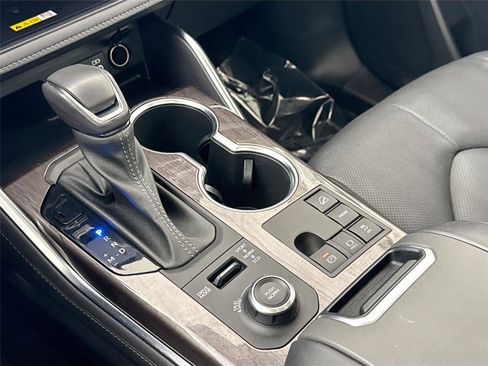 Used 2023 Toyota Highlander Platinum image 28