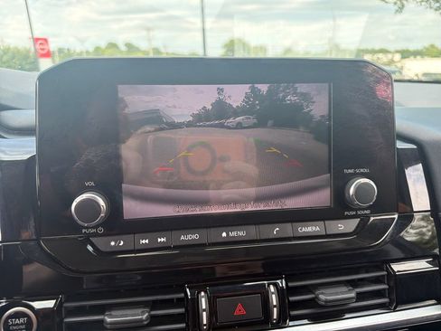 Used 2022 Nissan Pathfinder SV FWD image 22