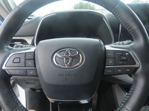 Used 2020 Toyota Highlander Limited FWD image 25