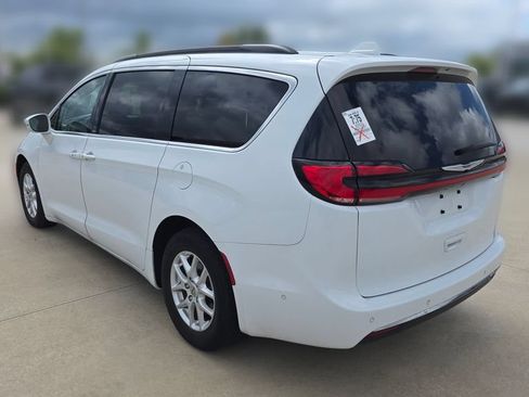 Used 2022 Chrysler Pacifica Touring-L w/ Uconnect Theater Family Group FWD image 3