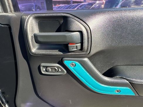 Used 2015 Jeep Wrangler Unlimited Rubicon image 24