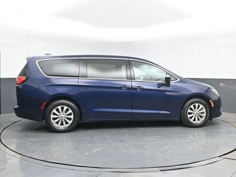 Used 2017 Chrysler Pacifica Touring w/ Tire & Wheel Group FWD image 15