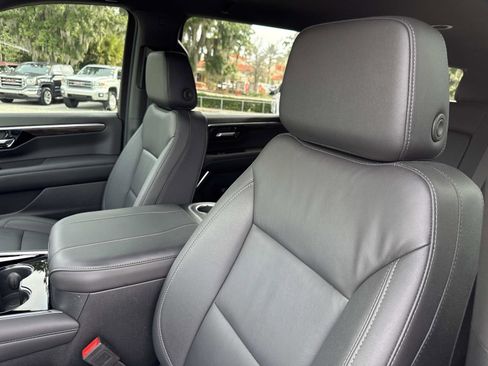 Used 2025 Chevrolet Suburban Z71 w/ Comfort Package image 21