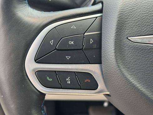 Used 2021 Chrysler Pacifica Touring-L FWD image 21