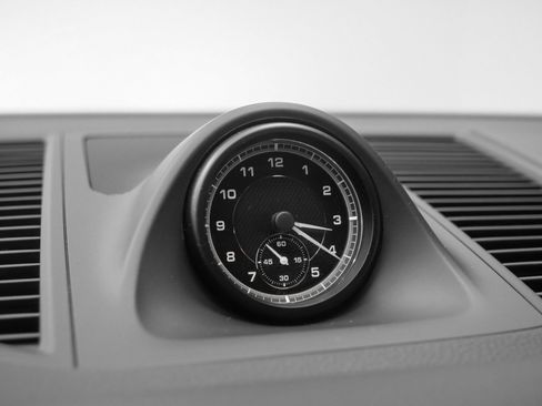 Used 2025 Porsche Macan image 36