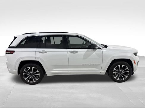 Used 2022 Jeep Grand Cherokee Overland w/ Luxury Tech Group IV AWD/4WD image 5