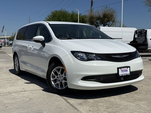 Used 2023 Chrysler Voyager LX image 2