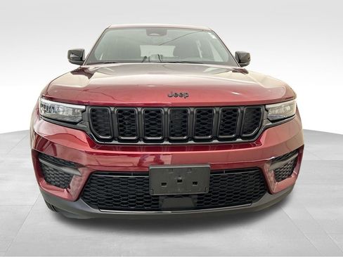 Used 2025 Jeep Grand Cherokee Altitude w/ MOPAR Finishing Package AWD/4WD image 8