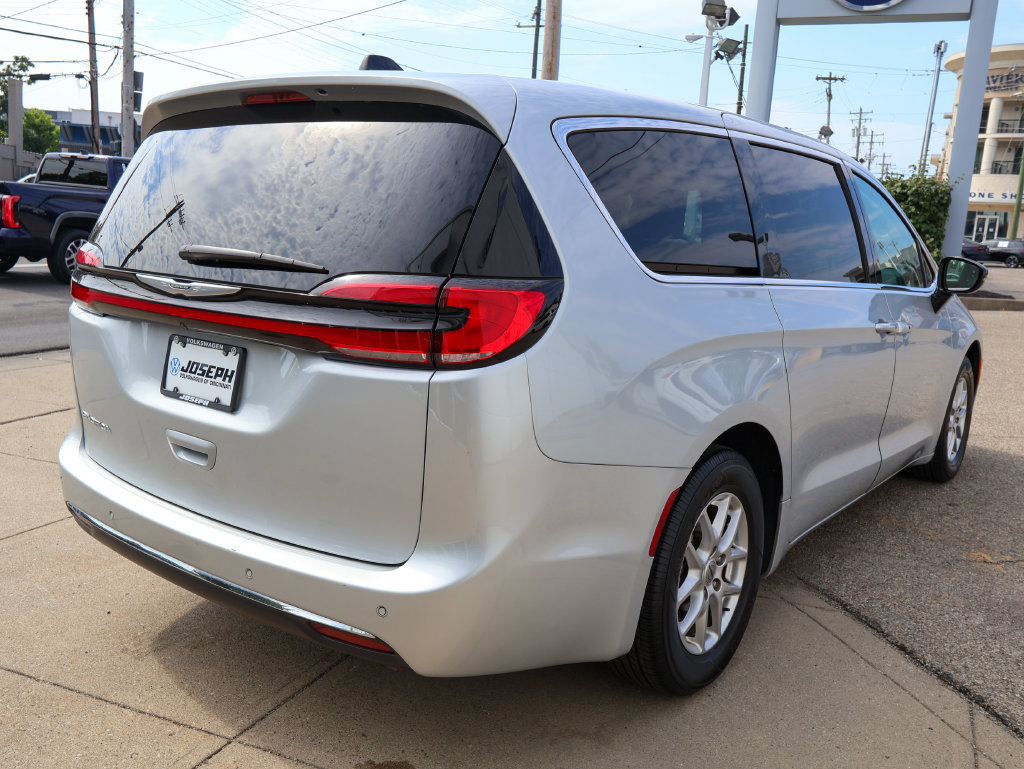 Used 2024 Chrysler Pacifica Touring-L FWD image 5