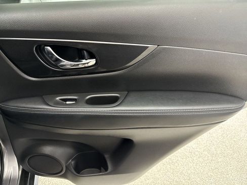 Used 2019 Nissan Rogue SV image 20