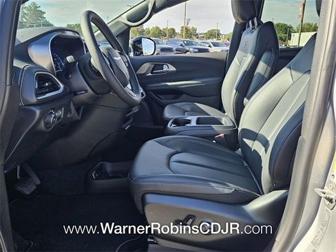 New 2026 Chrysler Pacifica Select w/ S Appearance Package image 5