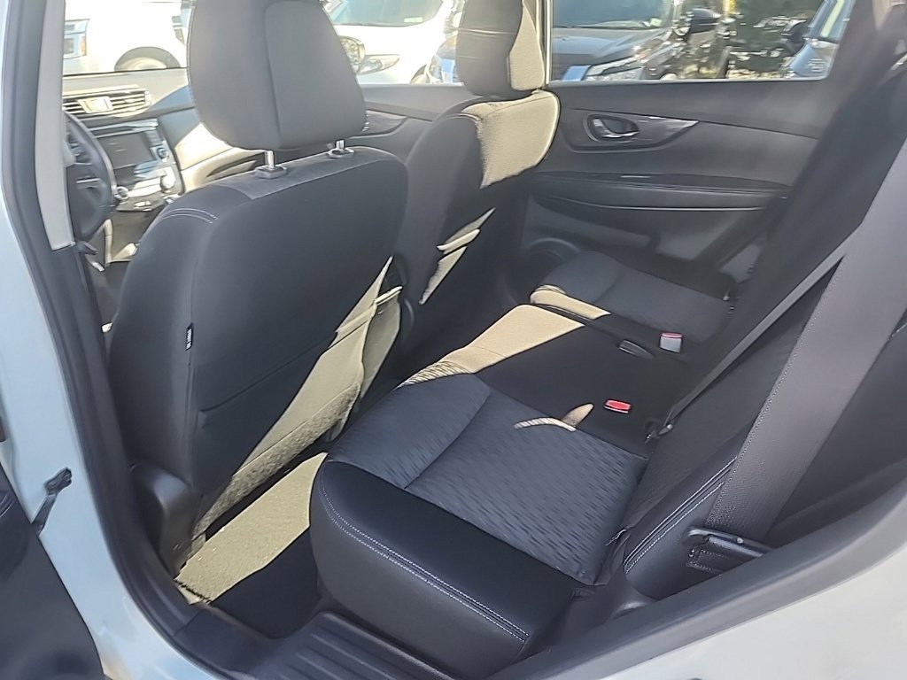 Used 2018 Nissan Rogue SV AWD/4WD image 24