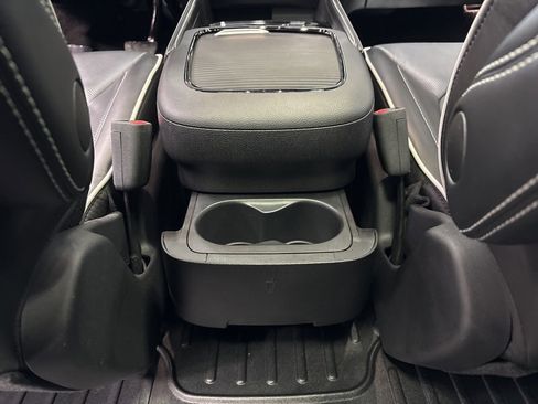 Used 2025 Chrysler Pacifica Limited image 32