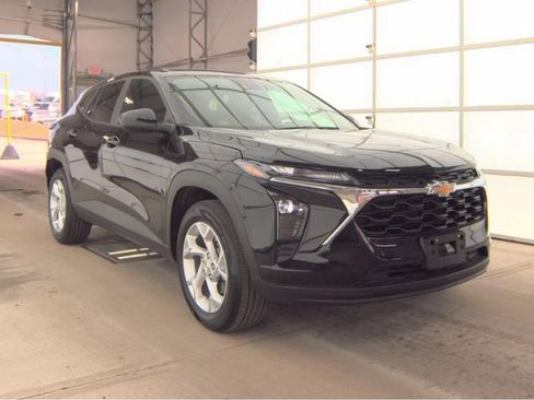 Used 2025 Chevrolet Trax LS w/ LS Convenience Package image 4