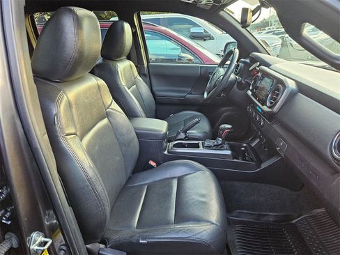 Used 2017 Toyota Tacoma image 18