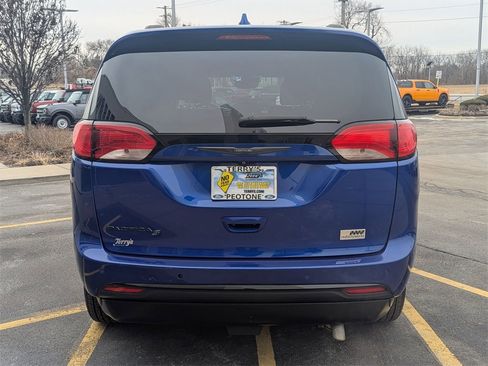 Used 2020 Chrysler Pacifica Touring-L w/ Advanced Safetytec Group image 4