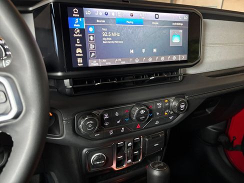 Used 2025 Jeep Wrangler Unlimited Sahara AWD/4WD image 16