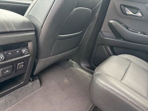 Used 2023 Chevrolet Traverse LT w/ LT Premium Package AWD/4WD image 10