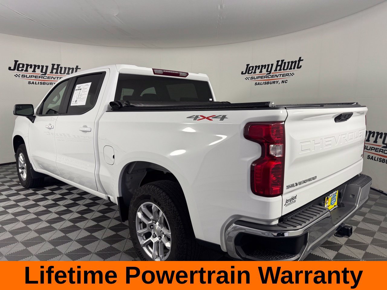 Used 2024 Chevrolet Silverado 1500 LT AWD/4WD image 10