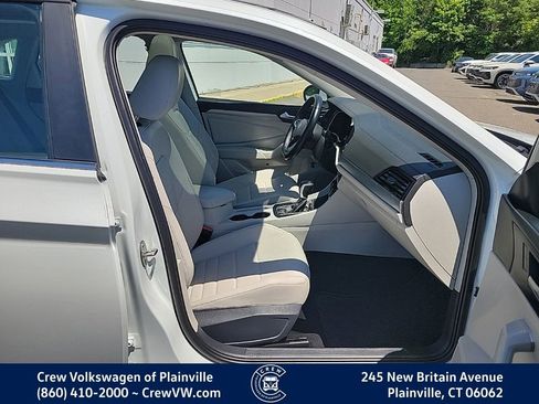 Certified 2024 Volkswagen Jetta SE w/ Panoramic Sunroof Package FWD image 18