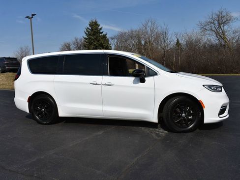 Used 2024 Chrysler Pacifica Touring-L image 4