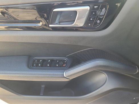 Used 2020 Porsche Cayenne image 31