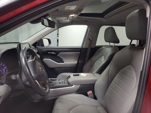 Used 2022 Toyota Highlander XLE AWD/4WD image 12