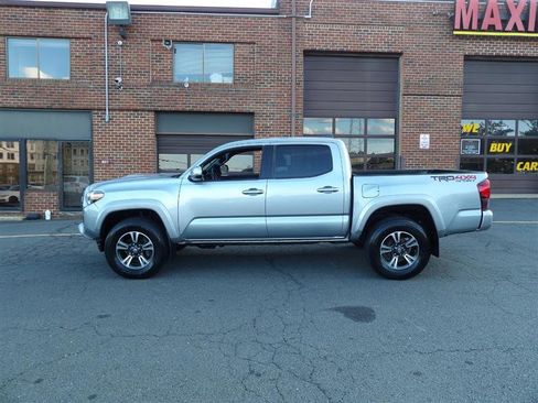 Used 2019 Toyota Tacoma TRD Sport image 4