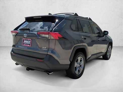 Used 2022 Toyota RAV4 XLE AWD/4WD image 5
