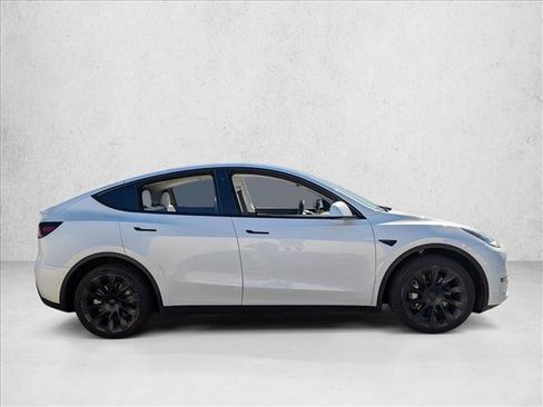 Used 2022 Tesla Model Y Long Range image 4
