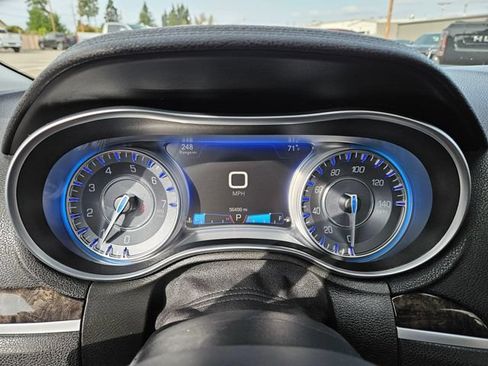 Used 2016 Chrysler 300 C RWD image 27