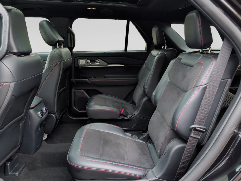 Used 2025 Ford Explorer ST AWD/4WD image 31