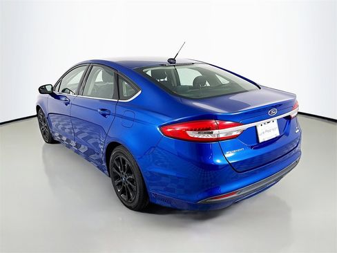 Used 2017 Ford Fusion SE w/ Fusion SE Technology Package image 3