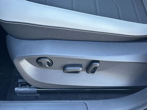 New 2026 Volkswagen Taos SE image 12