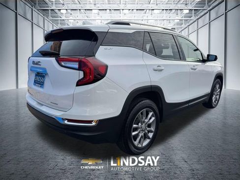 Used 2024 GMC Terrain SLT image 2