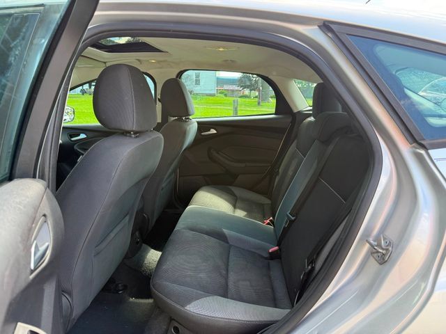 Used 2014 Ford Focus SE w/ SE Winter Package FWD image 8
