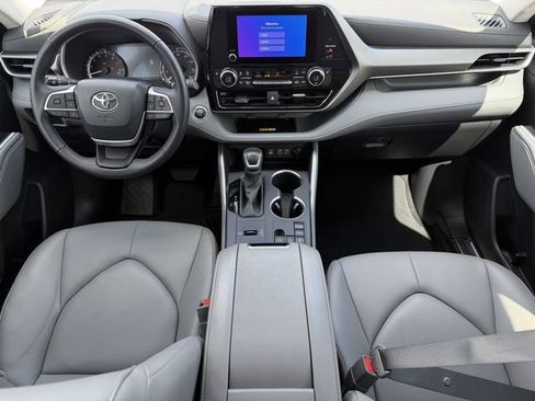 Certified 2025 Toyota Highlander XLE image 12