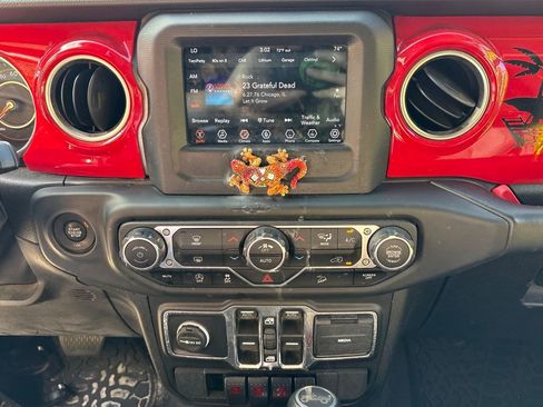 Used 2019 Jeep Wrangler Unlimited Sahara image 24